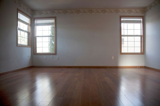 Building Photo - Gorgeous Beaverton home available with att...