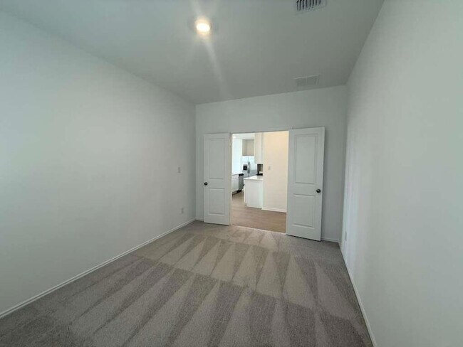 Building Photo - 261 Seven Seas Dr