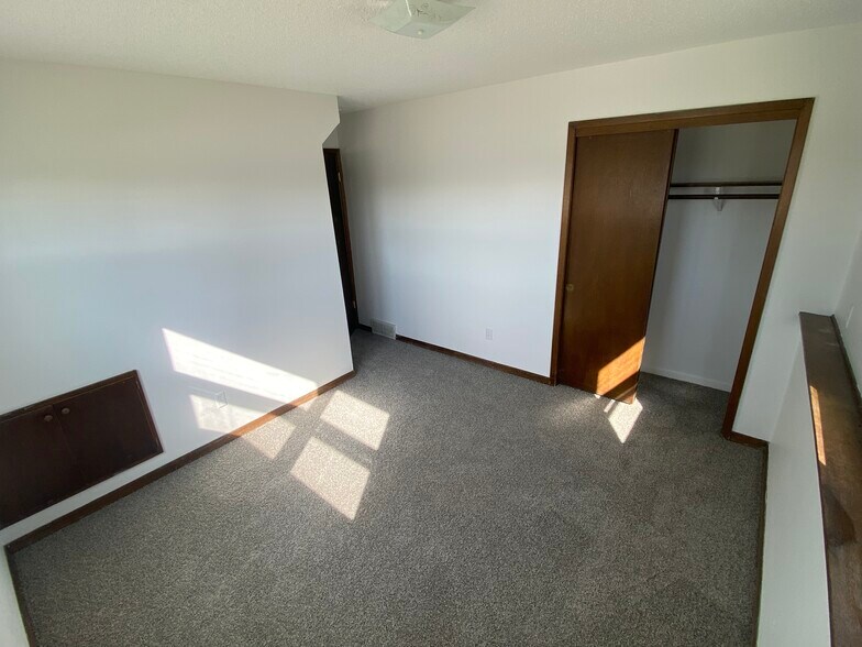 Building Photo - 512 SE Magazine Rd