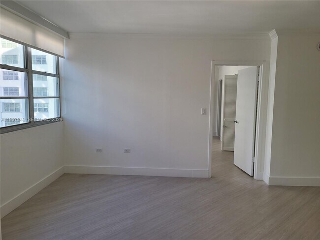 Building Photo - 999 Brickell Bay Dr