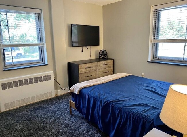 Building Photo - Belmont 1 Bed available Now