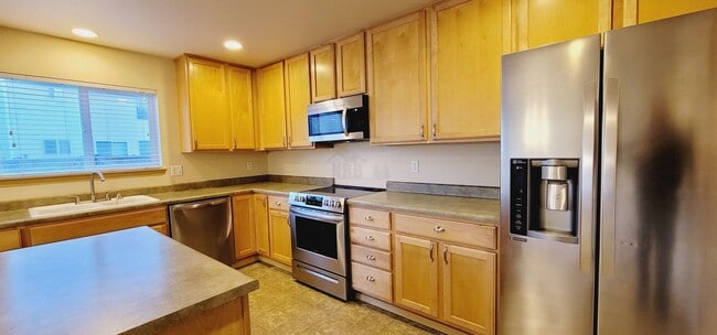 Building Photo - Absolutely Beautiful Two-story House in Si...