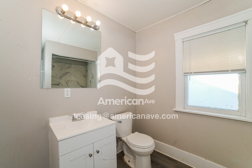 Building Photo - 1217 N Bourland Ave