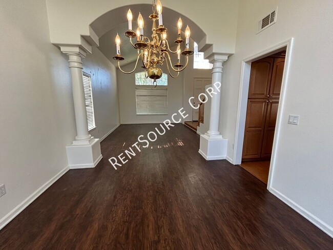 Building Photo - 3210 Lantana Ct