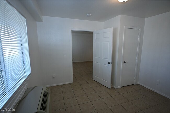 Building Photo - 3017 E Carey Ave