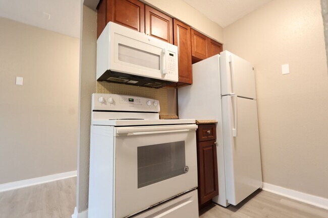 Building Photo - 1 Bedroom Apartment