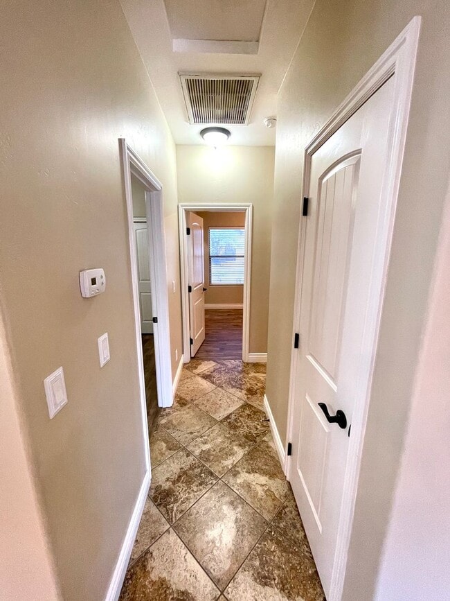 Building Photo - Elegant 3 Bedroom, 2 bathroom Home in Legacy Ranch Neighborhood in Central Kingman!