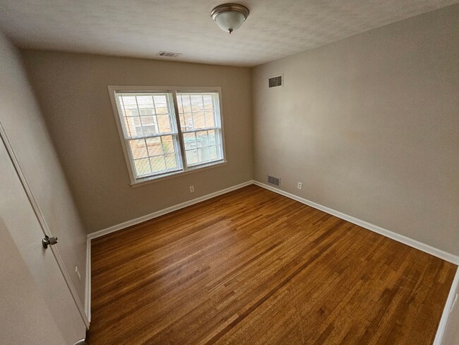 Building Photo - Massive 4BR/3BA Memphis Rental | Brick Fireplace & Built-Ins | Fenced Yard!