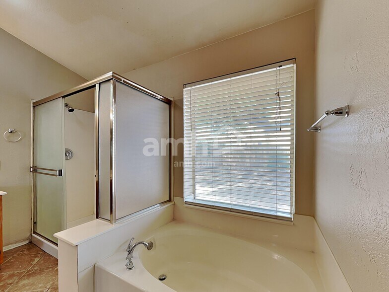 Building Photo - 1214 E Artesian Way
