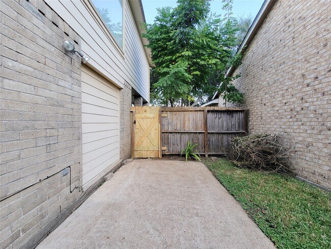 Building Photo - 3610 Honey Creek Dr