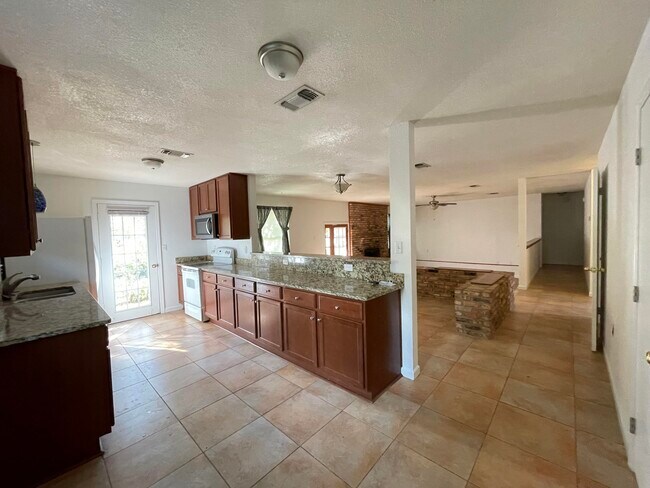 Building Photo - 606 Bayou Ln