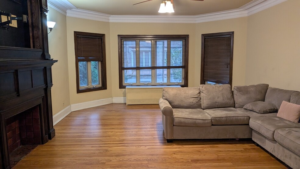 Living Room - 4219 N Paulina St
