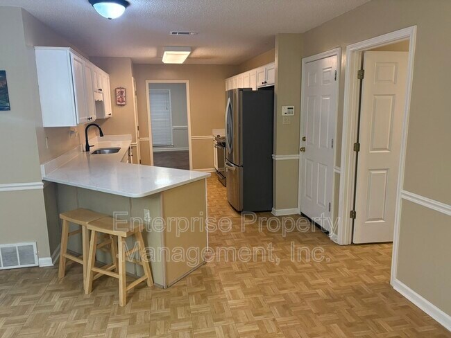 Building Photo - 6894 Hedgewood Ln