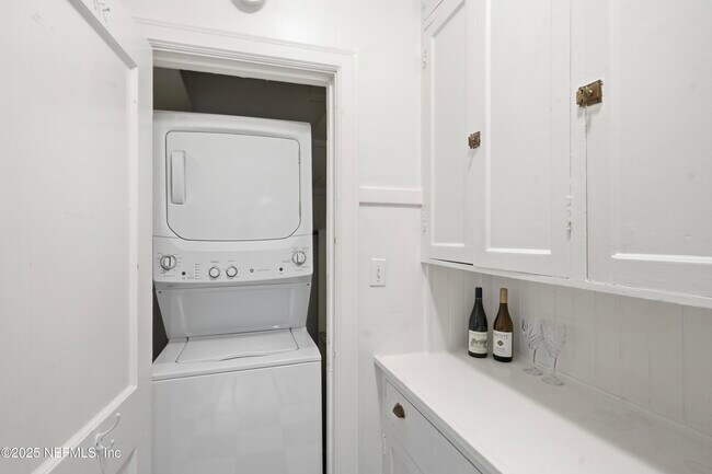 Building Photo - 3319 Pine St