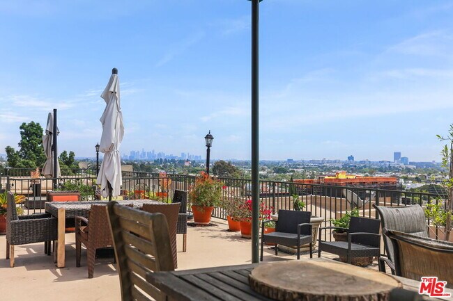 Building Photo - 8550 Holloway Dr