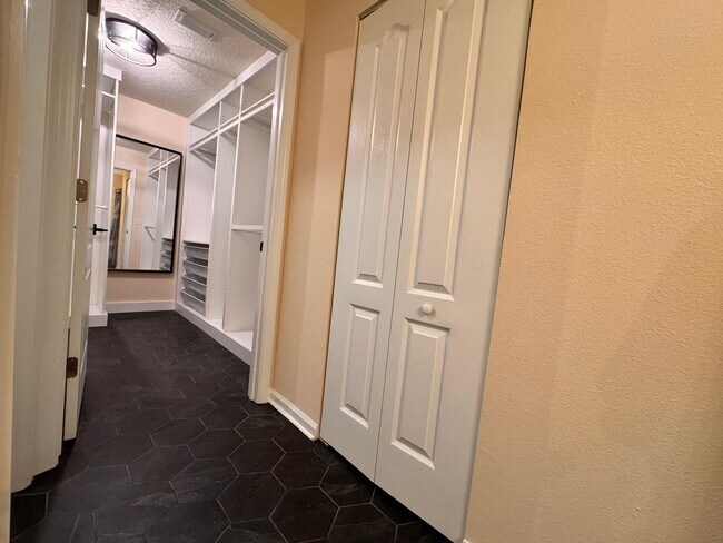 Building Photo - 2488 Beachview Dr