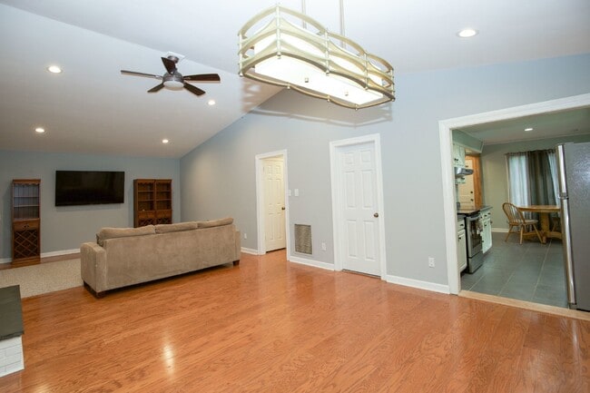 Building Photo - Cottage life in Southern Pines