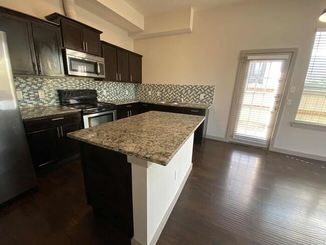 Building Photo - Modern Townhome for rent in Hurst!