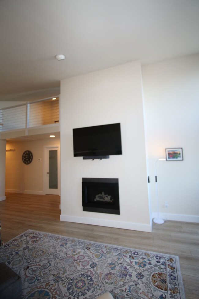 Building Photo - 2 Bedroom Condo overlooking Westchester La...