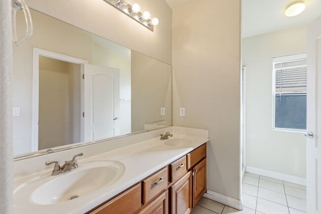 Building Photo - GORGEOUS TWO STORY TOWNHOME IN LAS VEGAS