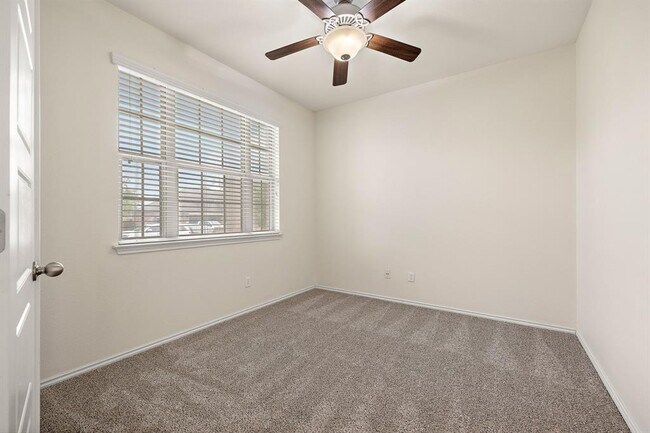 Building Photo - 713 Carillion Dr