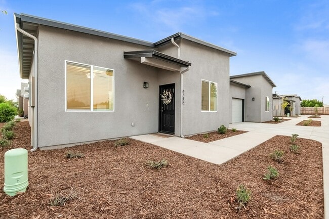 Primary Photo - 6 S Emerald Ct