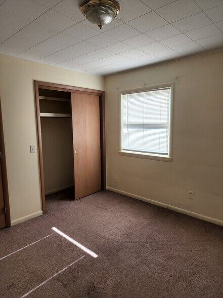 bedroom - 220 W Frank St