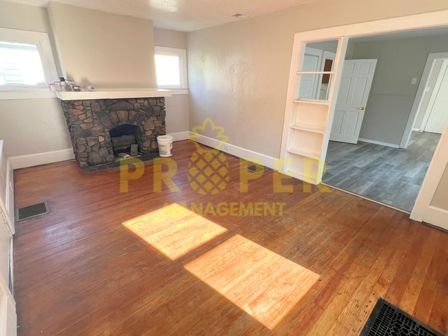 Building Photo - 2 bedrooms 1 bathroom house