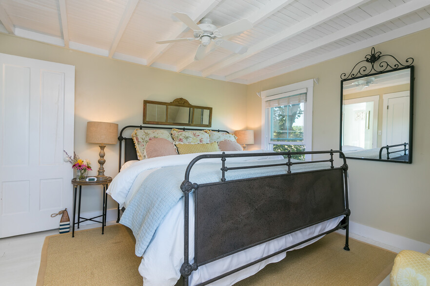 The OCEAN VIEW KING Master Bedroom with a fantastic mattress, a Loveseat, Samsung flatscreen. - 23 Graffam Rd