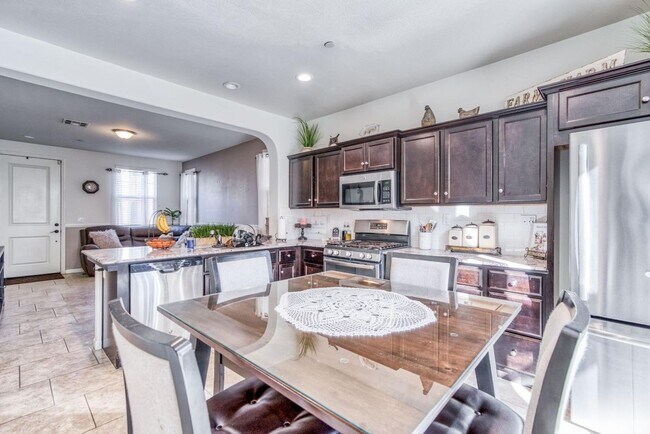 Building Photo - Beautiful 3/2.5 near Clovis East