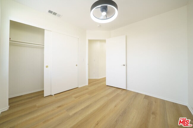 Building Photo - 121 Cancion Way