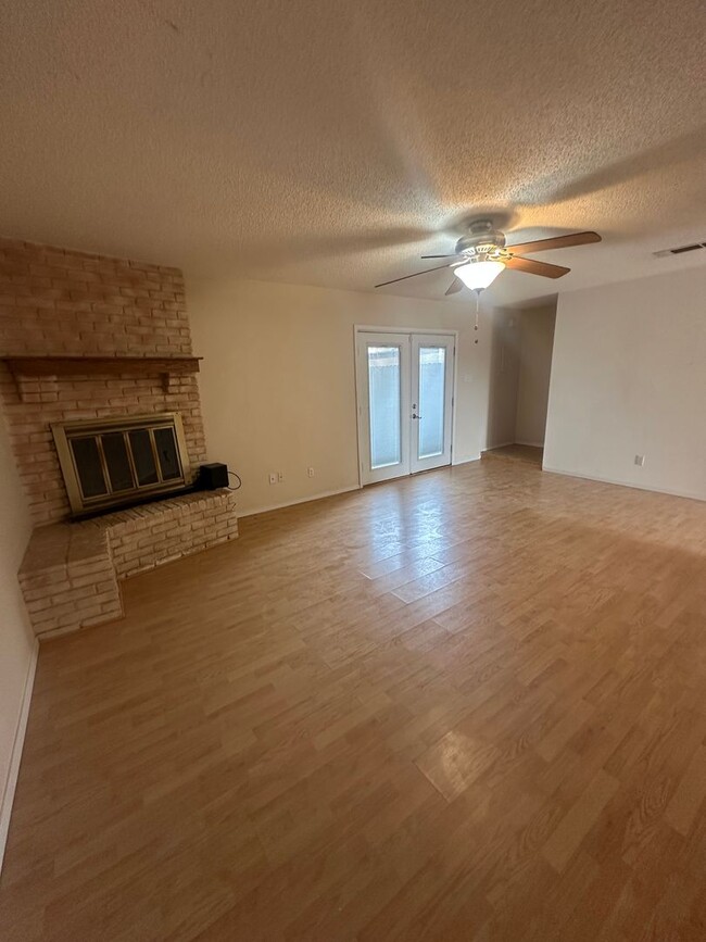 Building Photo - Spacious 2 Bed Condo! Fully Fence Backyard...