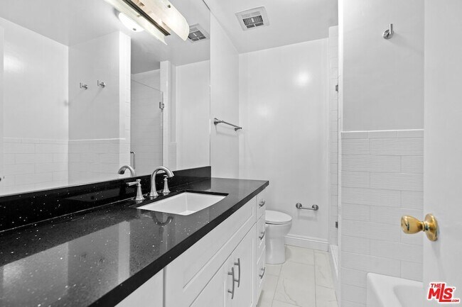 Building Photo - 100 S Doheny Dr