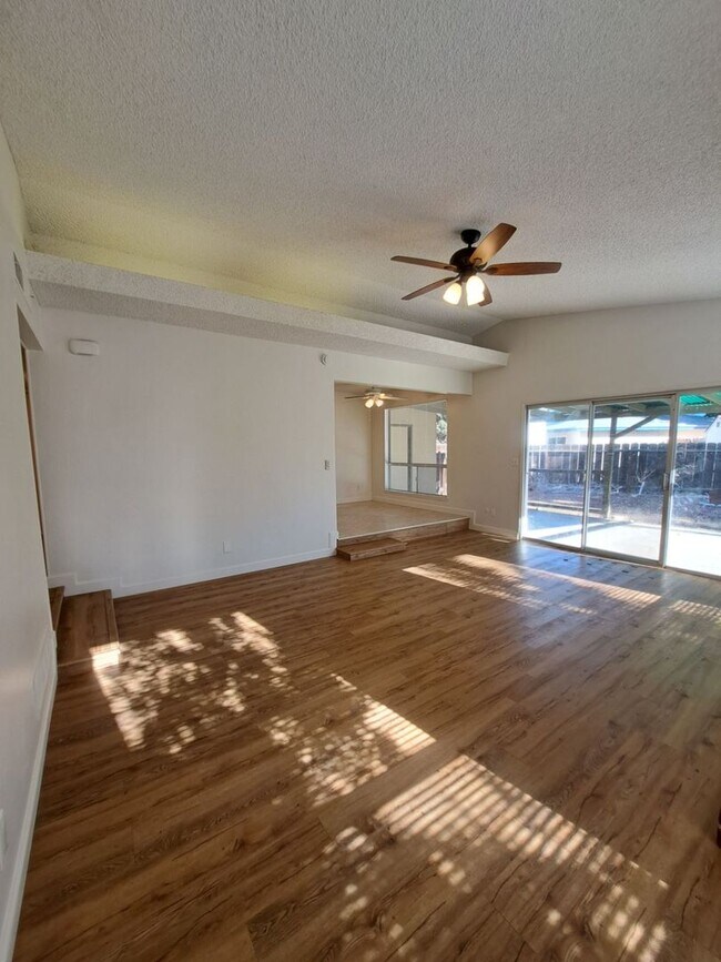 Building Photo - Beautiful Single-Level Fresno Home | 3 Beds, 2 Baths, Garage & Pet-Friendly!