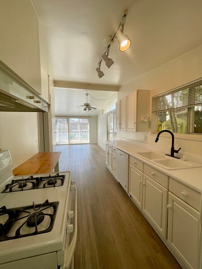 Building Photo - Classic Pierpont Beach House | 10-Month Lease | Just Steps to the Sand