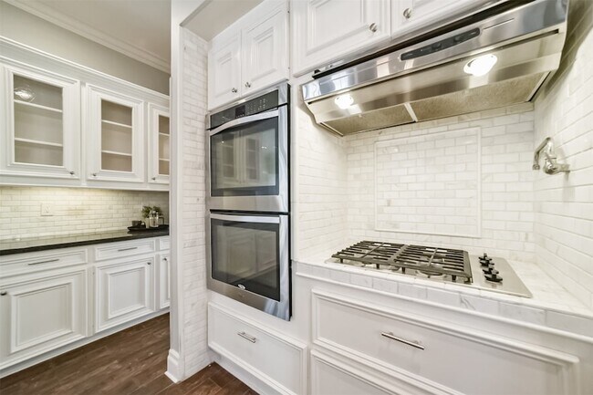 Building Photo - 9660 Fairdale Ln