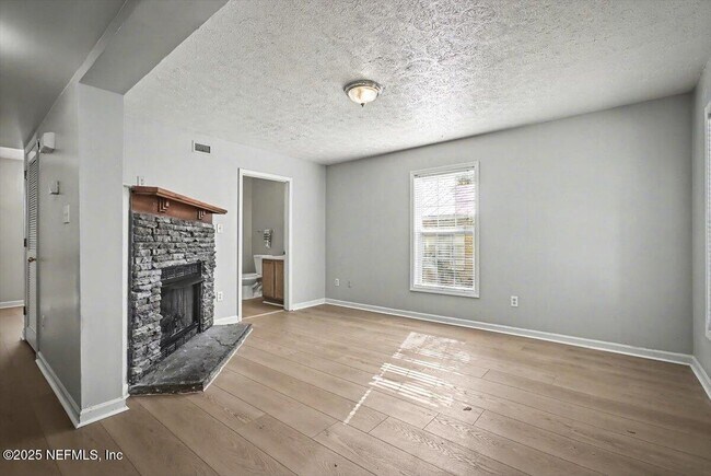 Building Photo - 1217 Clock St