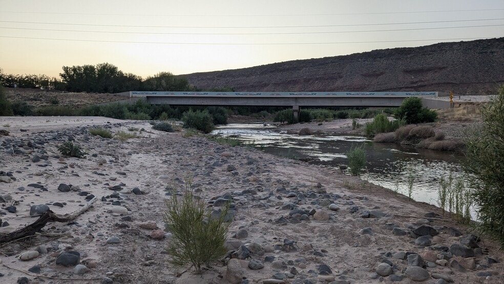 Building Photo - 693 S Taylor Creek Dr