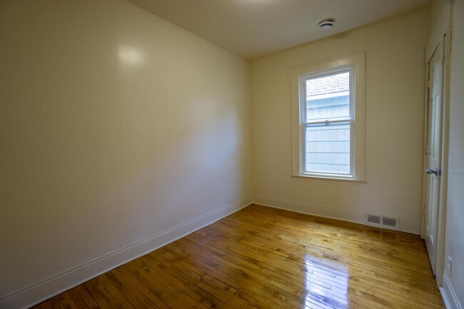 Building Photo - Apartment with Hardwood Floors Near Food C...