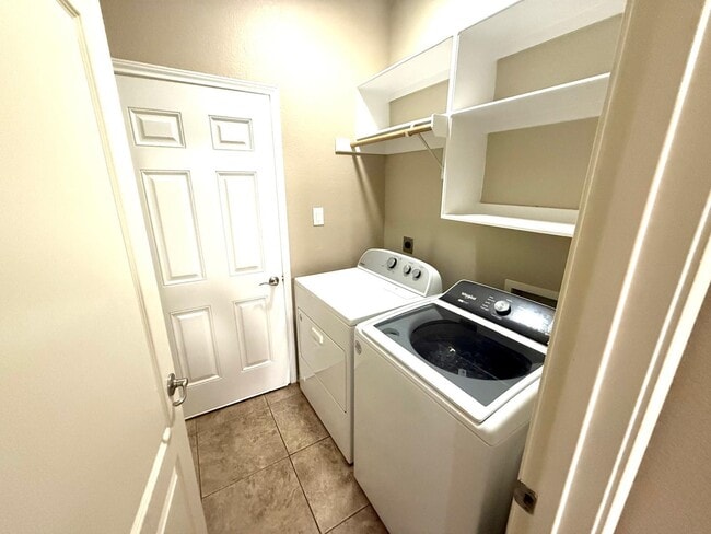 Building Photo - 9310 Albany Dr