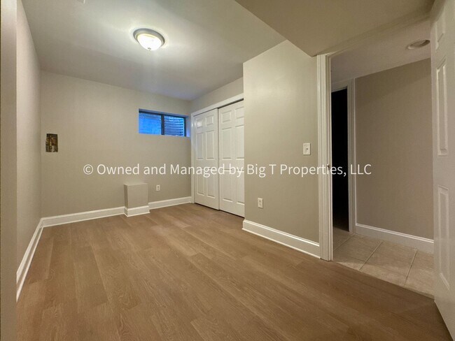 Building Photo - Beautifully updated huge townhouse in Wood...