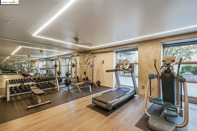 Building Photo - Beautiful condo in Jack London Square!