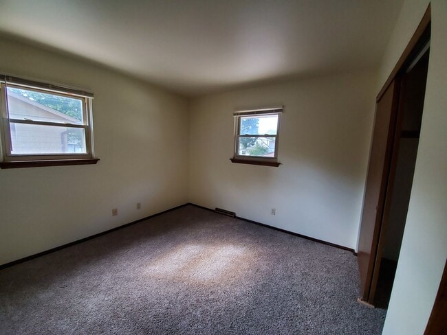 Building Photo - Spacious 3 Bedrooms 2 Baths Townhome Available