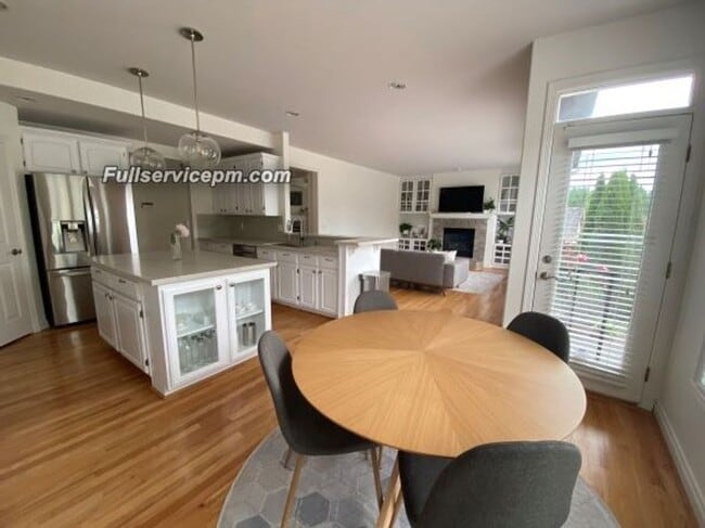 Building Photo - Beautiful Federal Way home you don't want to miss