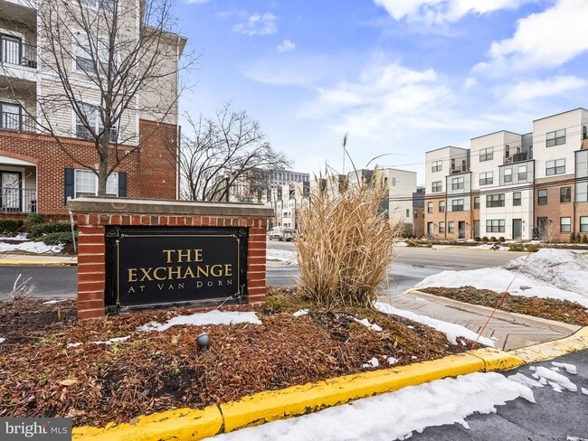 Building Photo - 4852 Eisenhower Ave