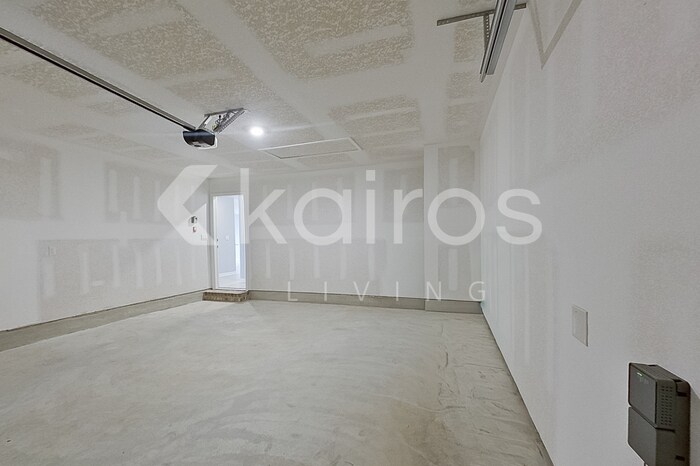 Building Photo - 241 Monarch Ln