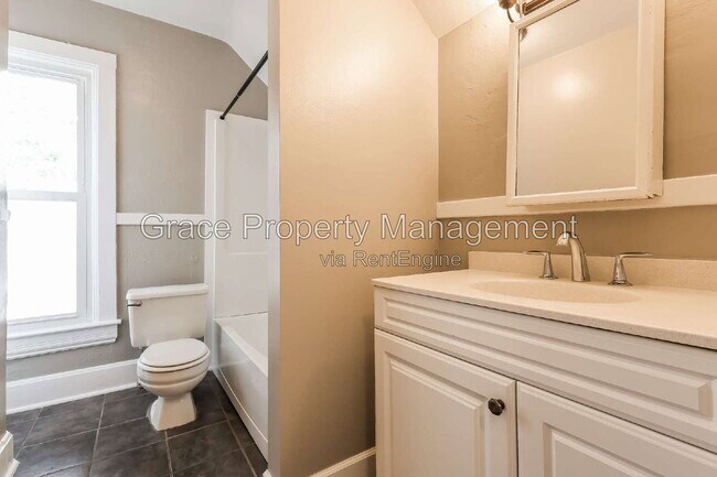 Building Photo - 429 S Pearl St