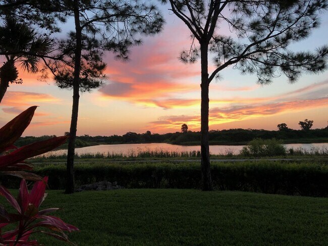 Building Photo - ANNUAL UNFURNISHED 2 bed 2 bath ground floor water front condo in Bradenton