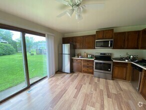 Building Photo - 3 bedroom, 1.5 bath with eat-in kitchen, g...