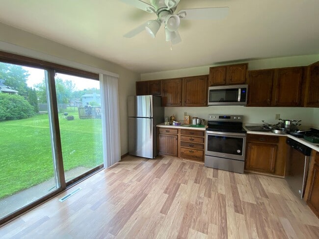 Primary Photo - 3 bedroom, 1.5 bath with eat-in kitchen, g...